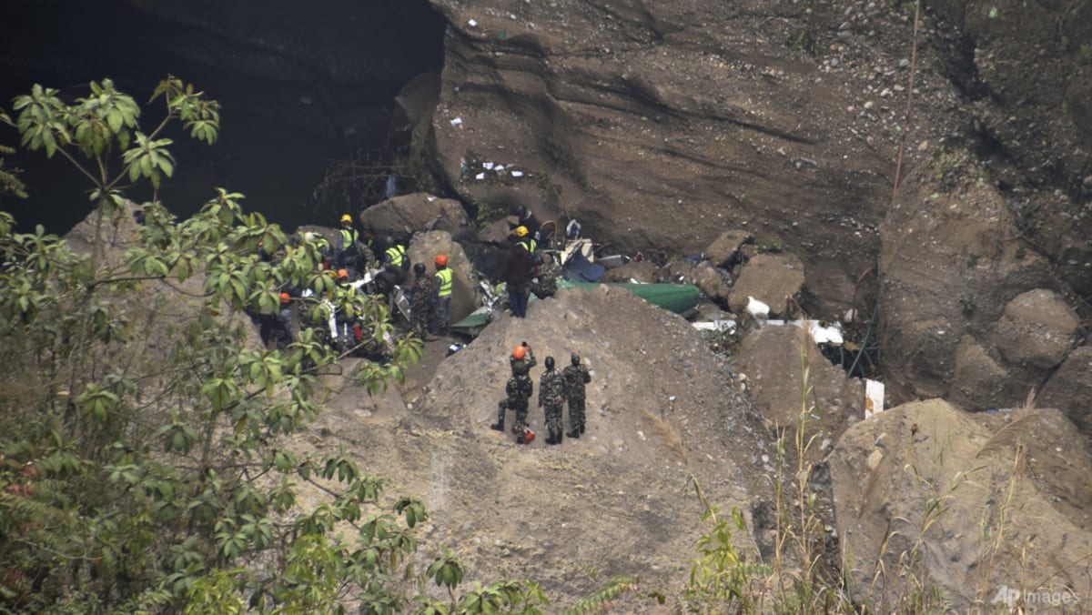 Nepal menemukan semua kecuali satu orang hilang setelah kecelakaan pesawat yang mematikan