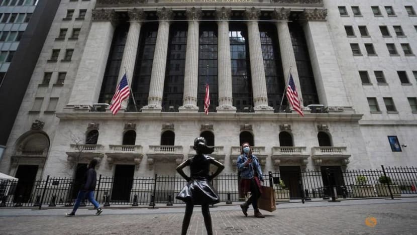 Investors flee stocks, pile into bonds as COVID-19 surges; oil plunges