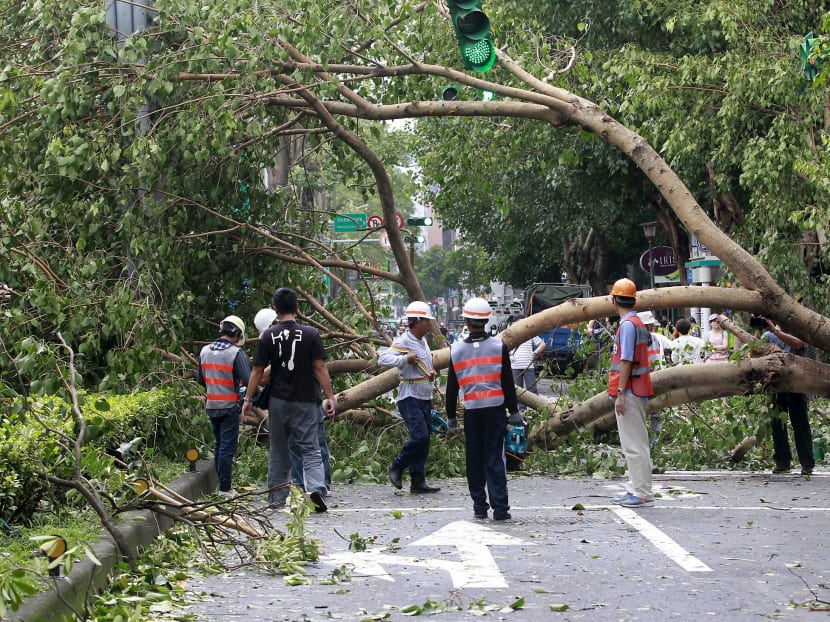 Gallery: Typhoon lashes Taiwan, killing 2, injuring more than 300