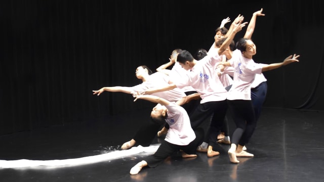新加坡华族舞蹈剧场打造《花•语》　探讨人与花之间的关系