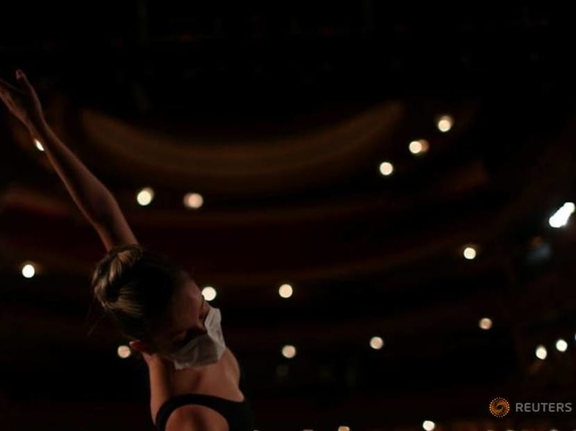 Rio municipal theater lights up to offer virtual shows Rio municipal theater lights up to offer virtual shows