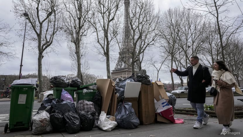 Heaps of garbage in Paris streets become protest symbol