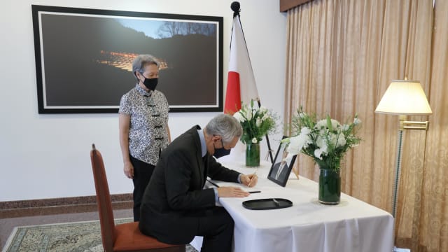 李总理到日本驻新加坡大使官邸向安倍晋三致意签吊唁册