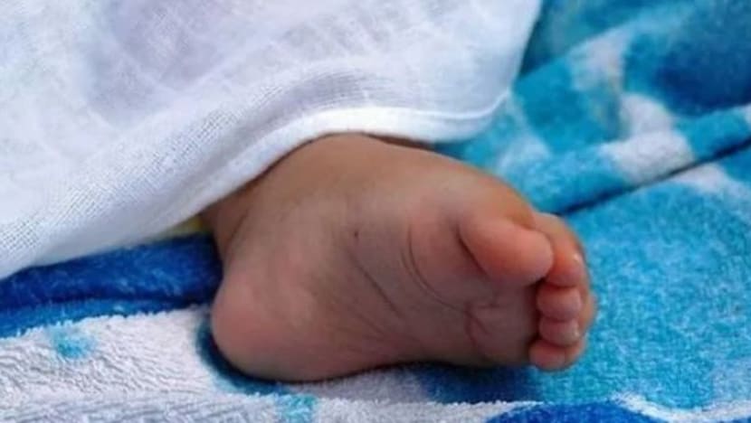 Bayi baru lahir dicampak dari tingkat dua setinggi 9 meter