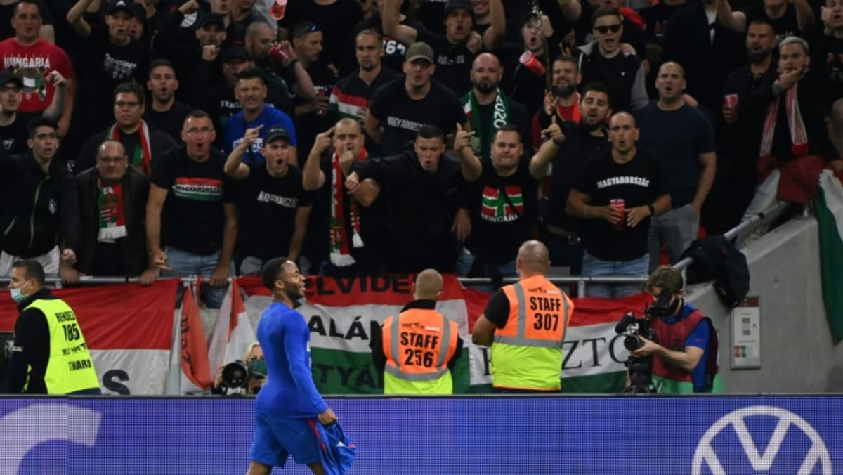 FIFA berjanji akan mengambil tindakan setelah pesepakbola Inggris mengalami pelecehan rasis di Hongaria