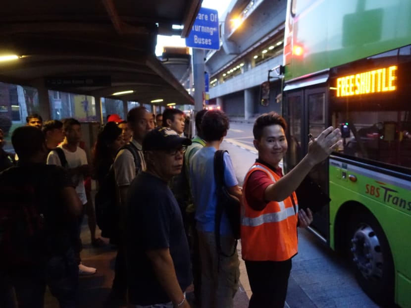 Early morning commuters wait to board a free shuttle bus from Joo Koon to Gul Circle MRT station, Nov 20, 2017. Photo: Koh Mui Fong/TODAY