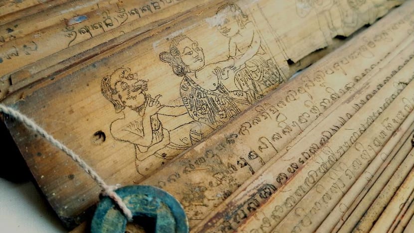 Pria ini bisa membaca dan menulis 30 aksara Indonesia kuno, sebagian di antaranya berusia 500 tahun Pria ini bisa membaca dan menulis 30 aksara Indonesia kuno, sebagian di antaranya berusia 500 tahun