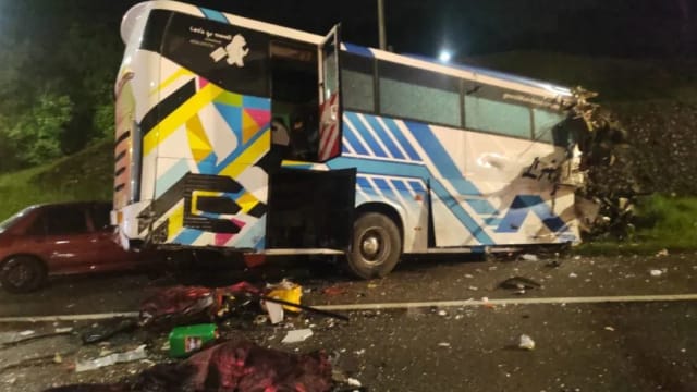 从本地前往马国旅游巴士发生严重车祸 两死三重伤