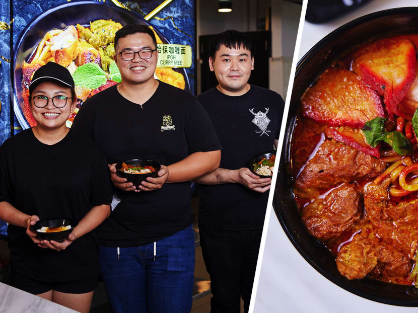 Young Malaysian Hawkers Serve Hearty Ipoh Curry Mee & Chee Cheong Fun At Jurong West Stall 