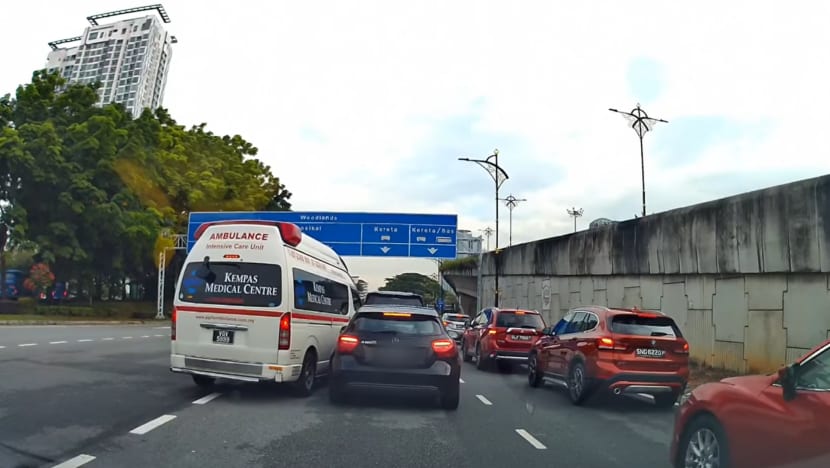 Pemandu Mercedes SG enggan beri laluan, hampir langgar ambulans di JB