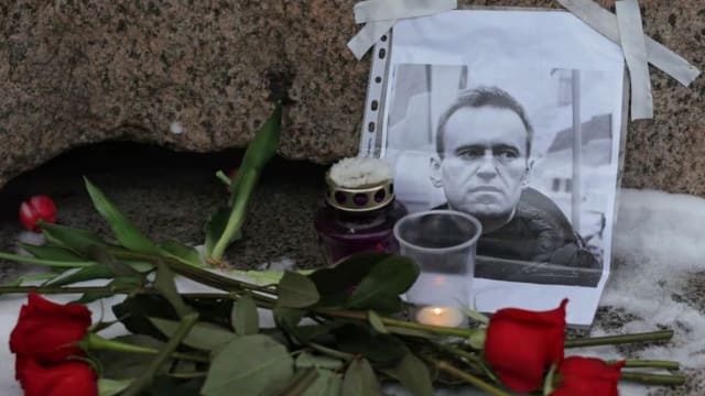 俄反对派领袖北极狱中猝死 民众上街哀悼逾百被捕