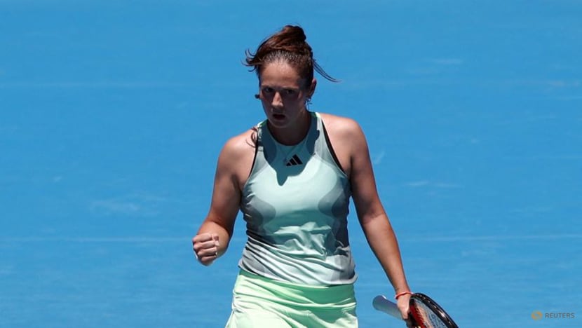 Swiatek aces Kenin test, Ruud stays cool on scorcher at Australian Open