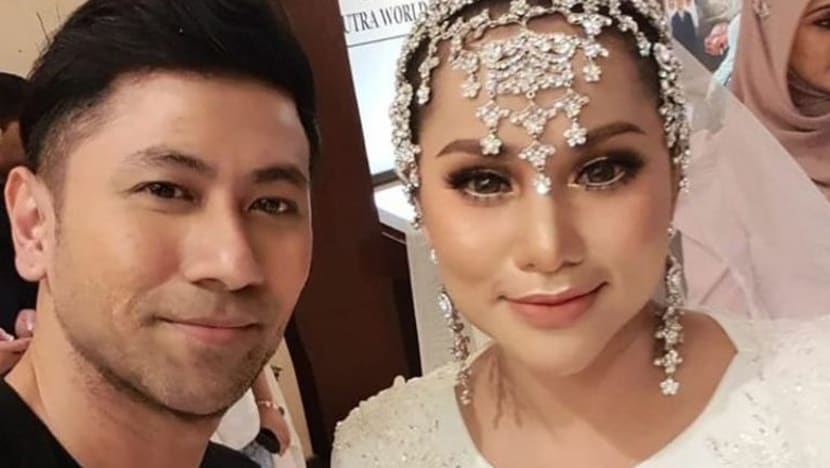 Pereka fesyen S'pura Adam Rashid siapkan busana perkahwinan artis M'sia sekeluarga dalam tempoh 2 minggu Pereka fesyen S'pura Adam Rashid siapkan busana perkahwinan artis M'sia sekeluarga dalam tempoh 2 minggu