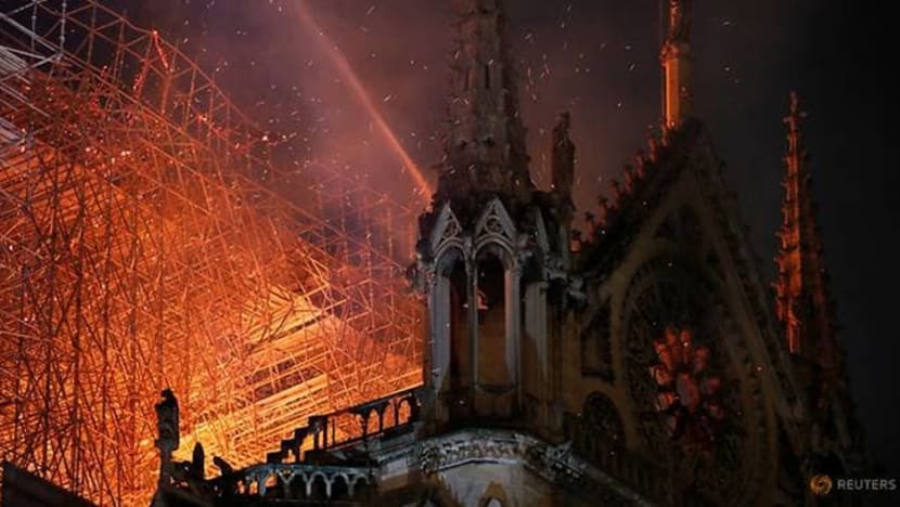 Notre Dame தேவாலயத் தீச் சம்பவம் - படங்கள்