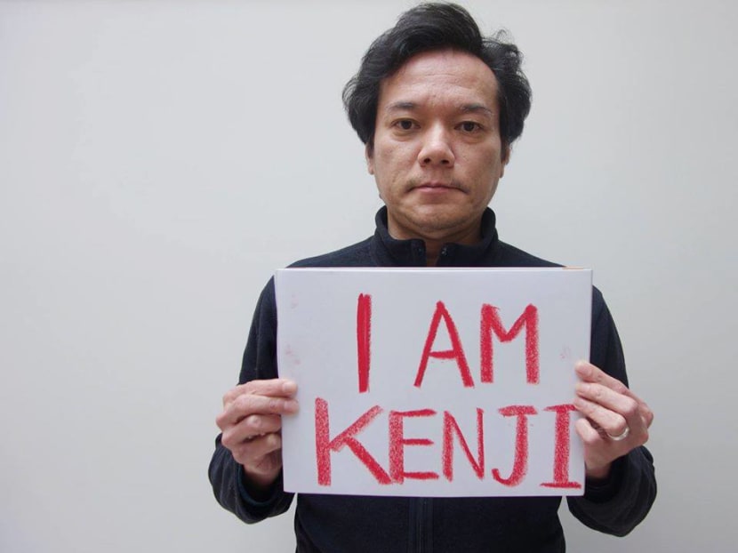 Mr Taku Nishimae, a friend of hostage Kenji Goto, holds up an 'I am Kenji' sign as part of a Facebook campaign appealing for the journalist's release. Photo: I am Kenji / Facebook