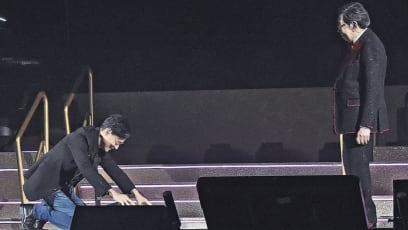 Jacky Cheung Kowtows To Godfather Wu Fung, 90, At The Latter's Concert