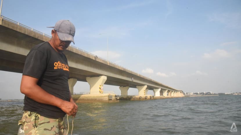 'Accidentally': Johor fishermen say engine failure, strong currents among reasons why they end up in Singapore's waters 'Accidentally': Johor fishermen say engine failure, strong currents among reasons why they end up in Singapore's waters
