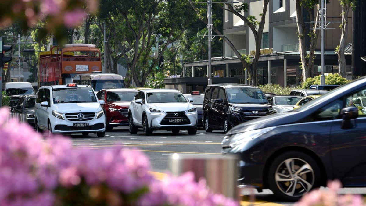 Taksi, supir swasta, dan penumpang dianjurkan untuk memakai masker, meski tidak lagi diwajibkan: LTA