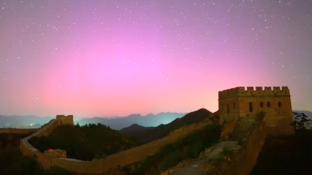 长城新疆也出现粉红极光 摄影师：太梦幻了