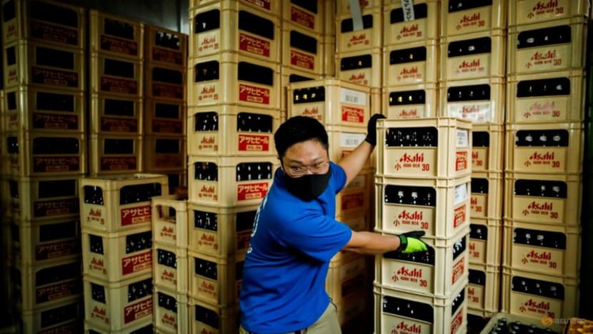 Japan's restaurants, bars welcome back drinkers as COVID-19 controls ease Japan's restaurants, bars welcome back drinkers as COVID-19 controls ease