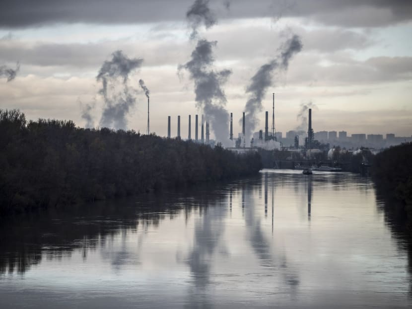 Smoke belches from an oil refinery, on November 25, 2015 at Feyzin, some 10 kilometers south of Lyon. France will be hosting the COP21, also known as "Paris 2015" UN climate summit, from November 30 to December 11, 2015. Photo: AFP