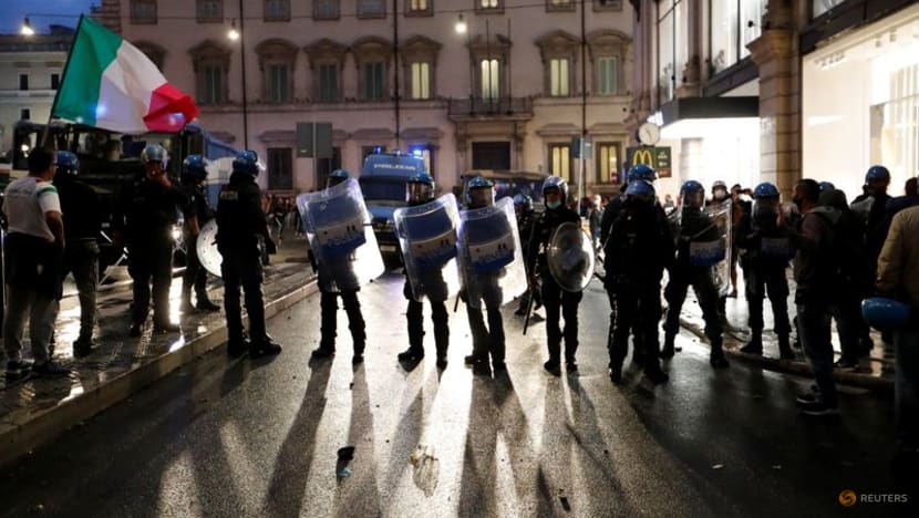 Italian police use water cannon to push back anti-vax protesters in Rome