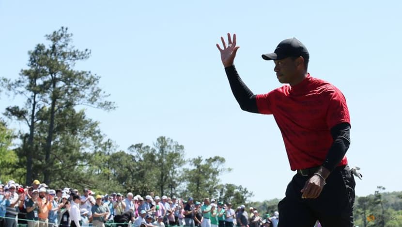 Woods back in PGA spotlight, Mickelson still in the shadows