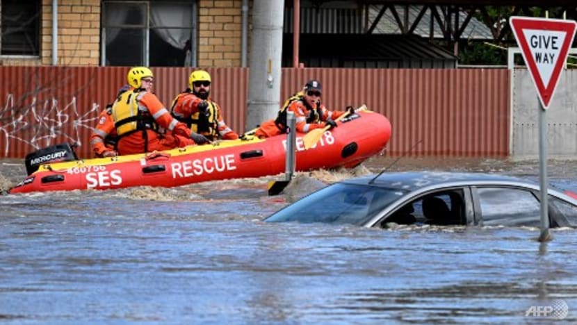 Australia PM tours flood-hit Victoria state; evacuations, sandbagging underway
