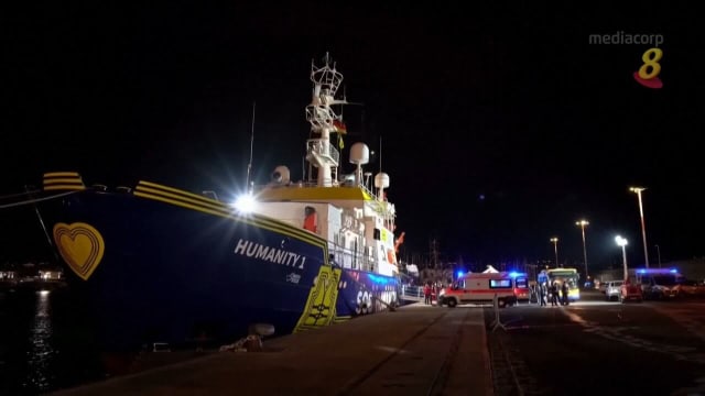 难民滞留船上不能登岸 意大利被批玩弄性命
