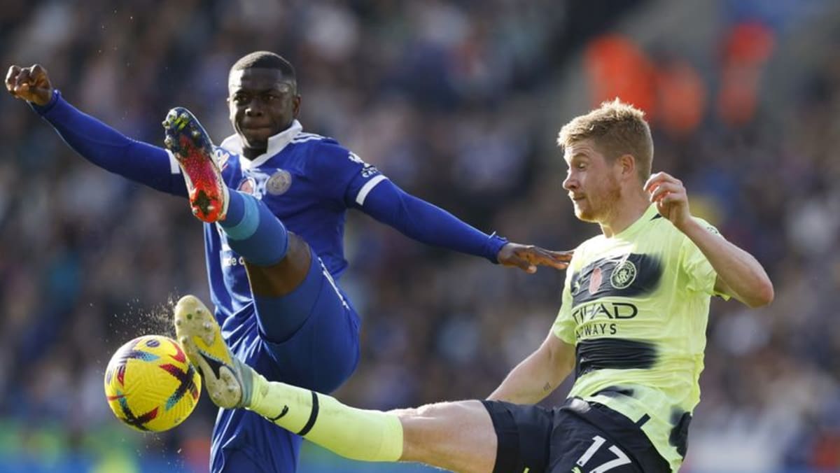 Tendangan bebas De Bruyne membawa City menang melawan Leicester saat Haaland absen
