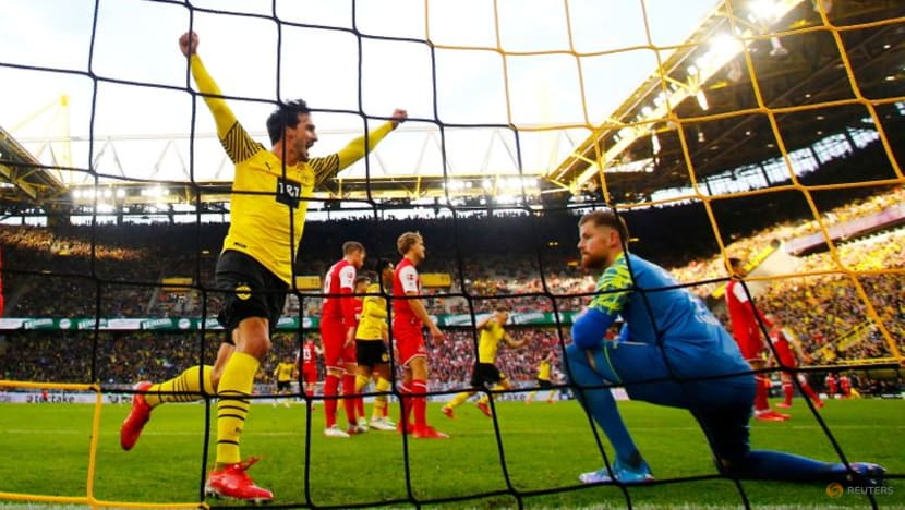 Clinical Dortmund beat Cologne 2-0 to stay second Clinical Dortmund beat Cologne 2-0 to stay second