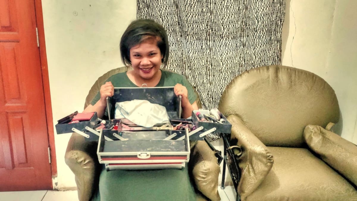 mortuary-make-up-artist-who-provides-free-services-to-indonesian-families-says-she-made-an-oath