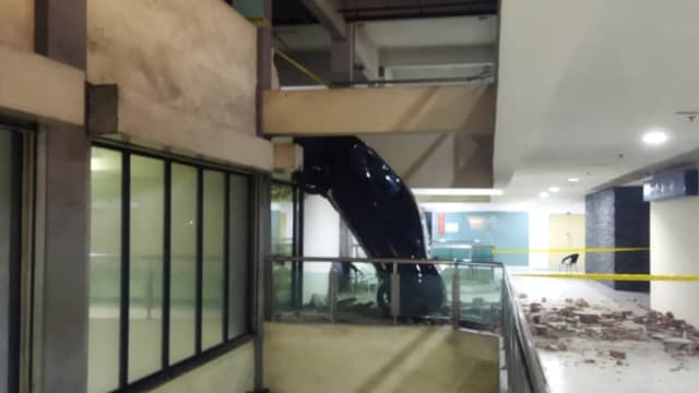 马国商场“车从天降” 司机误踩油门三楼坠二楼