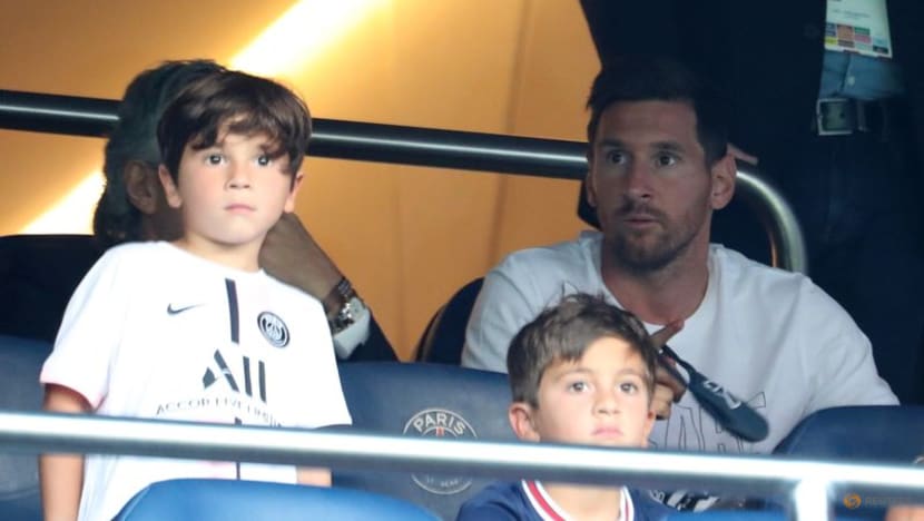 Soccer-Messi watches on as PSG make hard work of beating Strasbourg Soccer-Messi watches on as PSG make hard work of beating Strasbourg