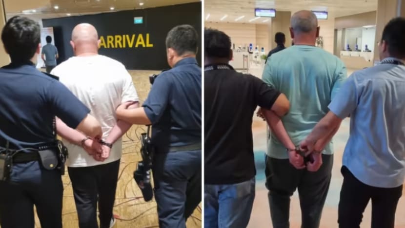 Dua lelaki dituduh curi dari pengurup wang dibawa keluar dari pesawat di Lapangan terbang Changi dan ditahan