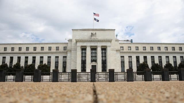 美联储把联邦基金利率维持在零到0.25%水平
