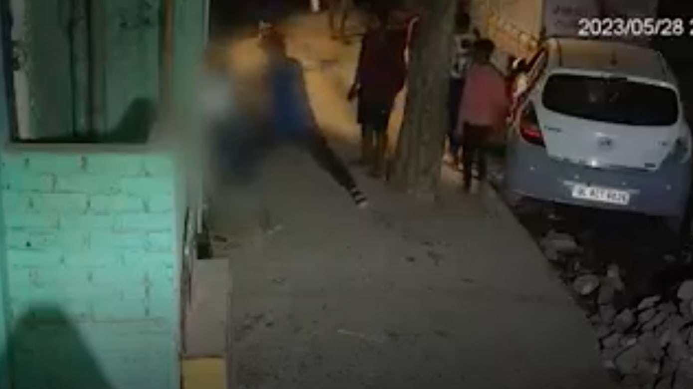 印度16岁少女当街被男友捅死 路人袖手旁观