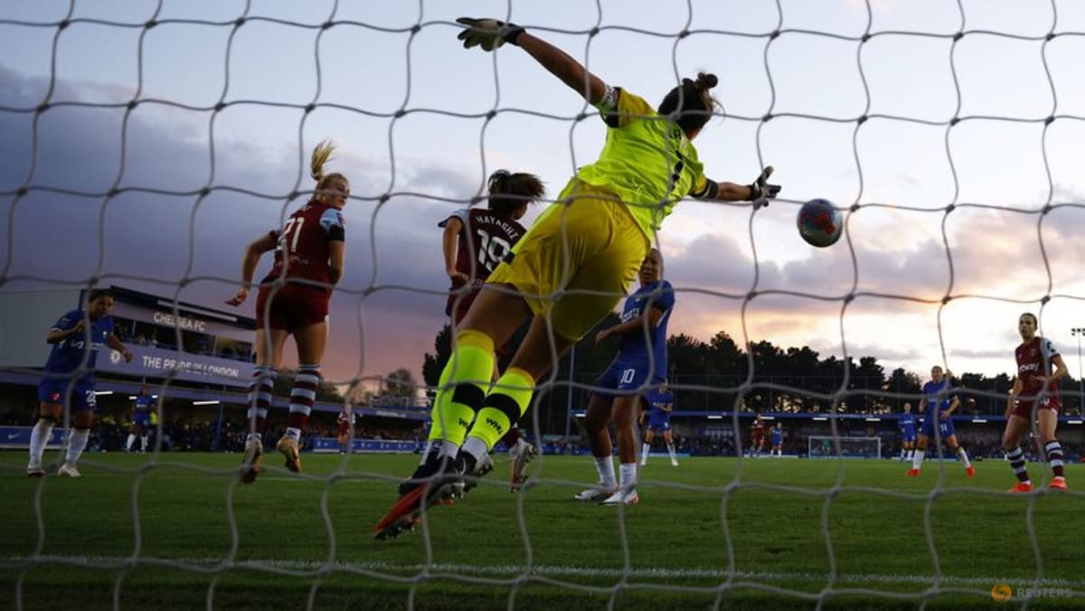 Kerr on target as Chelsea top WSL with win over West Ham Kerr on target as Chelsea top WSL with win over West Ham