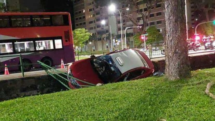 Pemandu teksi dibawa ke hospital susuli nahas di Toa Payoh Pemandu teksi dibawa ke hospital susuli nahas di Toa Payoh