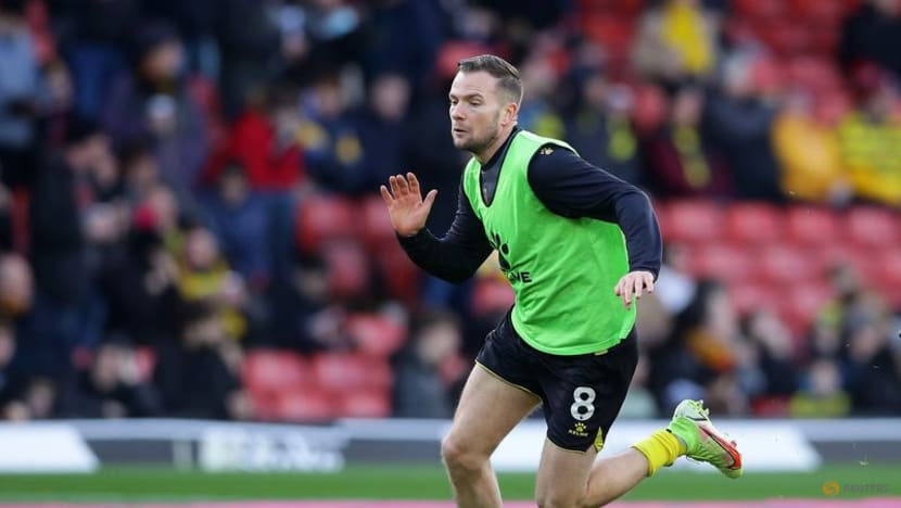Former Man Utd midfielder Cleverley announces retirement