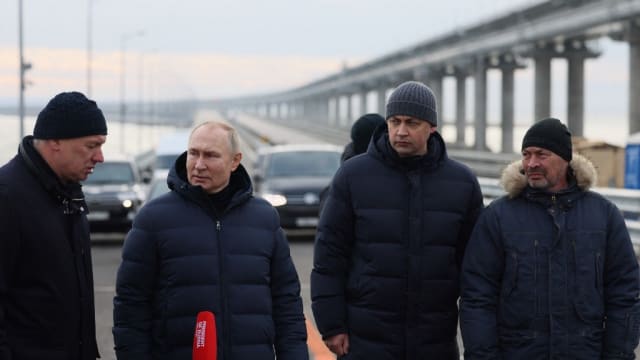 普京开车视察克里米亚大桥 视察爆炸后维修情况 