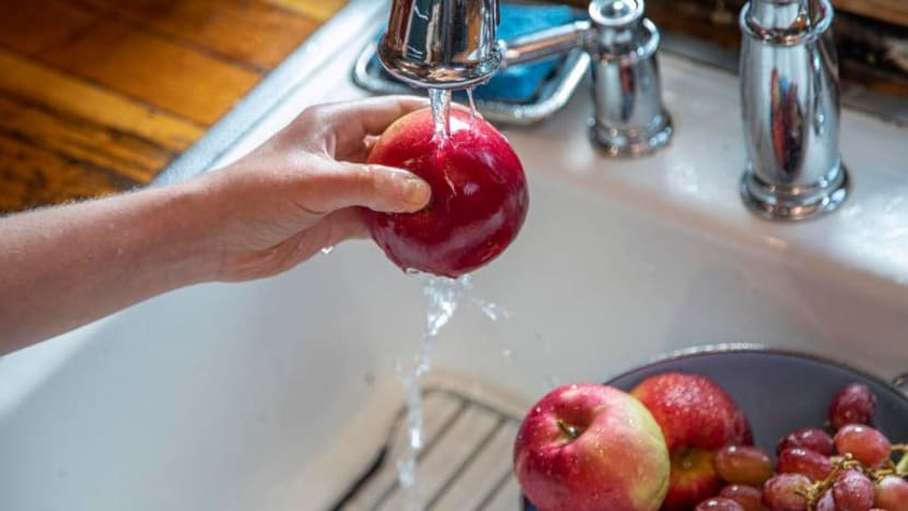Mengapa penting untuk cuci buah-buahan dan sayuran sebelum makan; adakah perlu sabun khas?