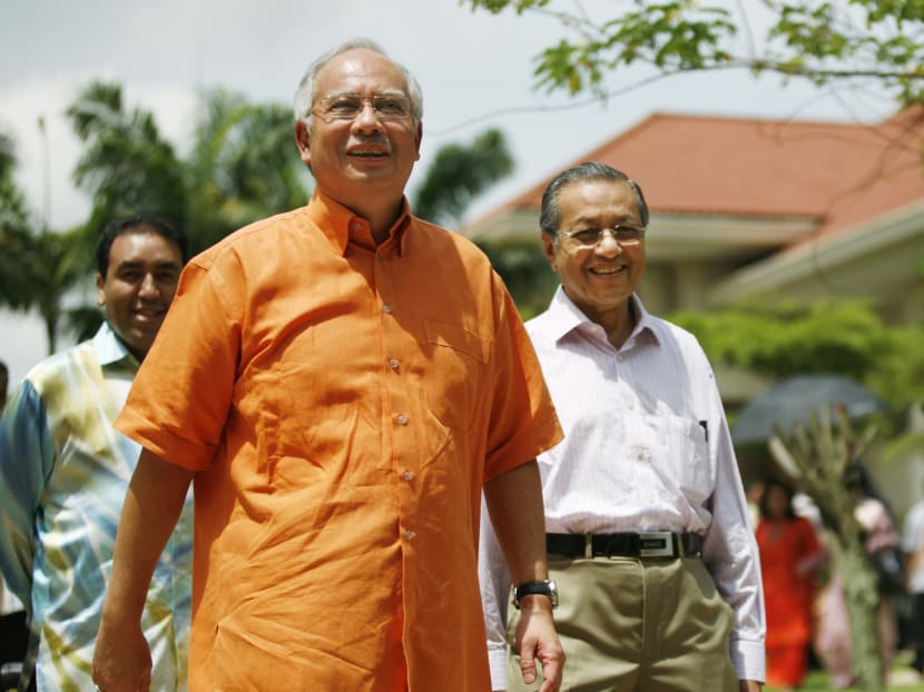 Malaysia's Prime Minister Najib Razak and former prime minister Mahathir Mohamad (R) arrive for a news conference in Putrajaya, near Kuala Lumpur on April 4, 2009. Photo: Reuters