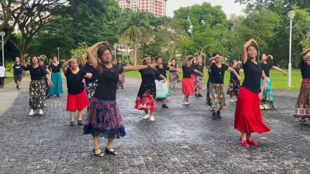 听力练习：30名乐龄妇女公园热舞欢庆母亲节
