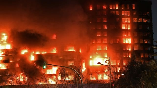 巴伦西亚住宅建筑失火 至少四死多达15人失踪