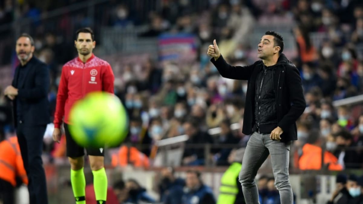 Barca melewati Espanyol untuk memberi Xavi kemenangan debutnya sebagai pelatih