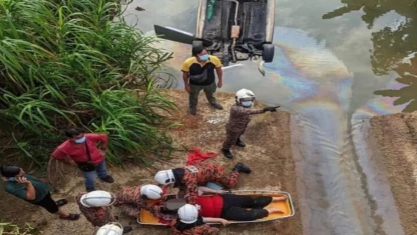 Wanita terlelap ketika memandu, kereta terbabas ke dalam sungai