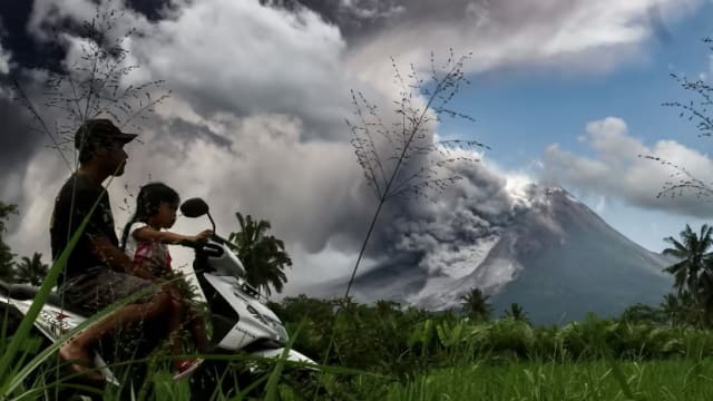 印尼默拉皮火山 今午喷发浓烟