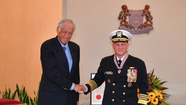 美国海军作战部长吉尔迪上将 获授军事功绩奖章
