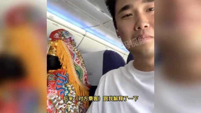 中国男子搭飞机 旁边竟坐了妈祖神像